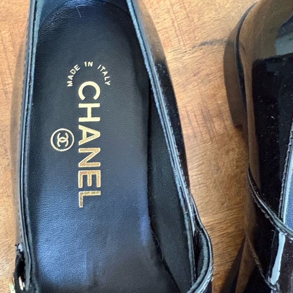CHANEL Black Patent Mary Jane Flats with Gold CC Accent - Picture 11 of 11